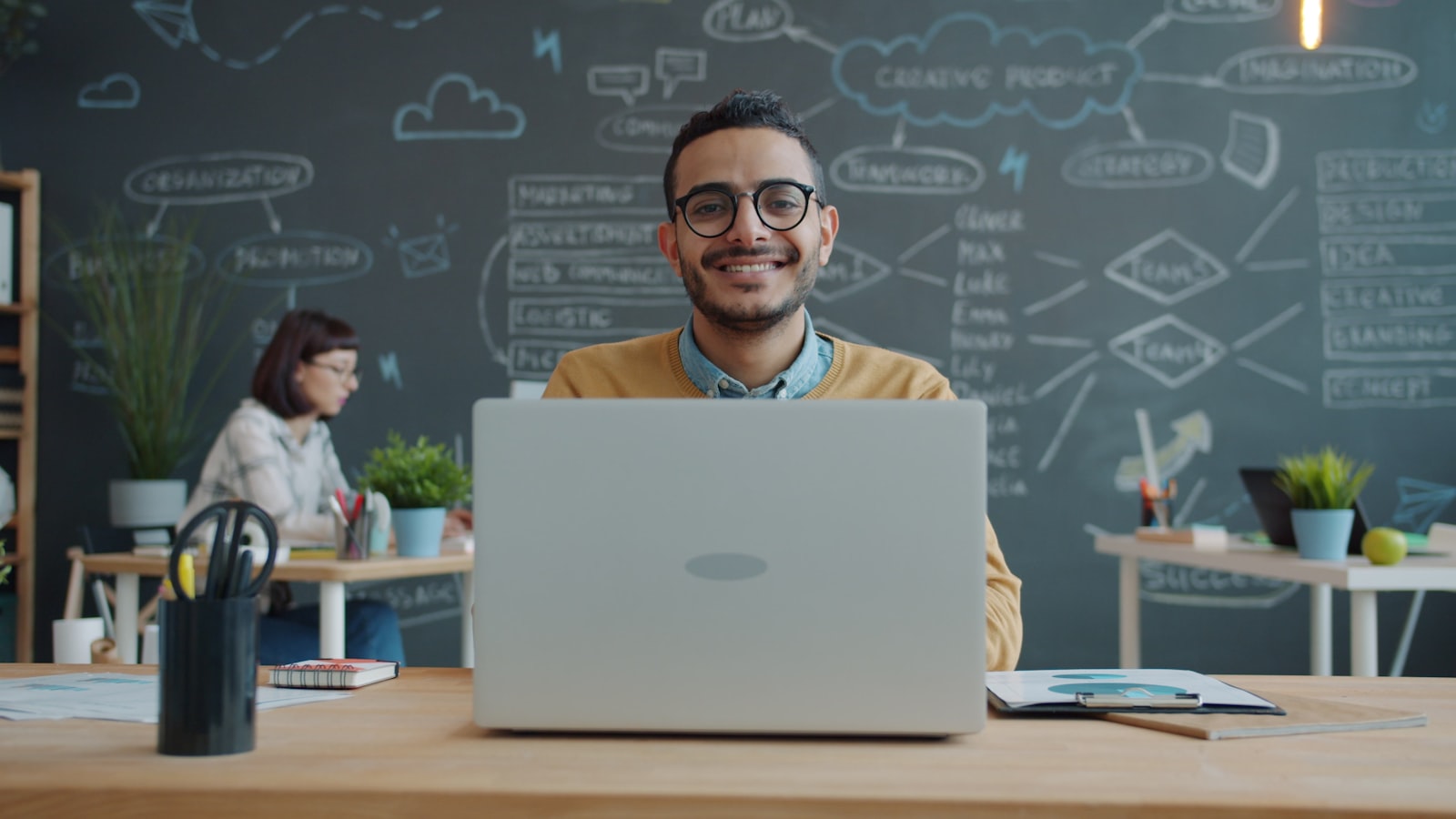 Persona sorridente mentre lavora al computer in ufficio